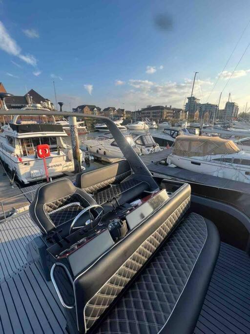 Yacht "X" - 44 Foot Modern Yacht On 5 Star Ocean Village Marina - Minutes Away From City Centre And Cruise Terminals, Free Parking ,Spa Package Available! Southampton Exterior foto