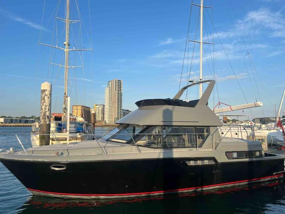 Yacht "X" - 44 Foot Modern Yacht On 5 Star Ocean Village Marina - Minutes Away From City Centre And Cruise Terminals, Free Parking ,Spa Package Available! Southampton Exterior foto