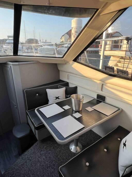 Yacht "X" - 44 Foot Modern Yacht On 5 Star Ocean Village Marina - Minutes Away From City Centre And Cruise Terminals, Free Parking ,Spa Package Available! Southampton Exterior foto