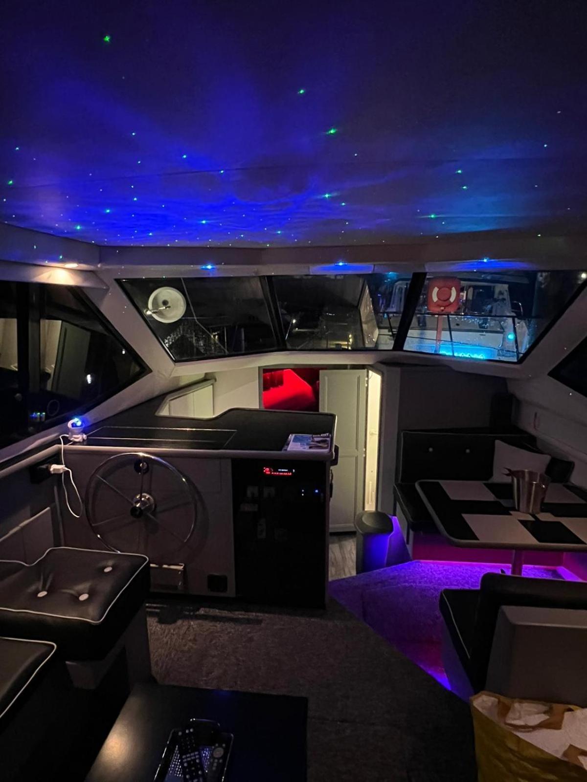 Yacht "X" - 44 Foot Modern Yacht On 5 Star Ocean Village Marina - Minutes Away From City Centre And Cruise Terminals, Free Parking ,Spa Package Available! Southampton Exterior foto
