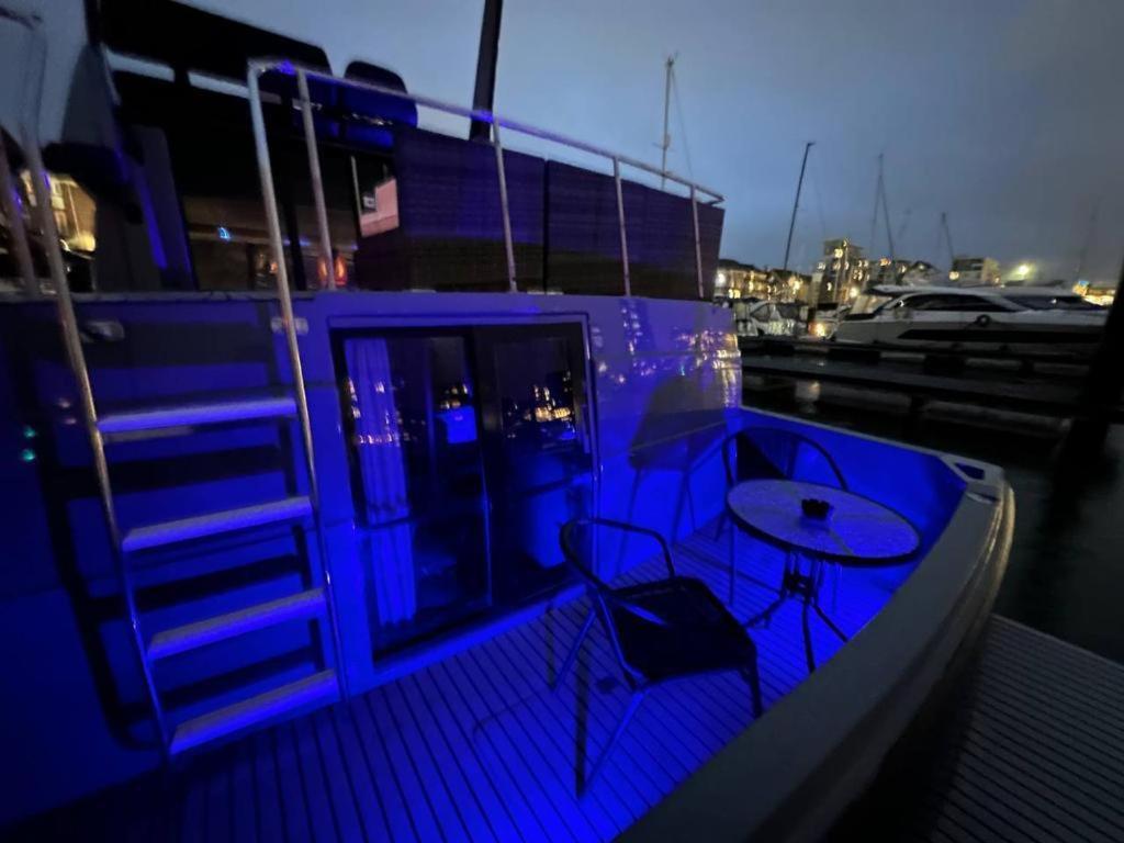 Yacht "X" - 44 Foot Modern Yacht On 5 Star Ocean Village Marina - Minutes Away From City Centre And Cruise Terminals, Free Parking ,Spa Package Available! Southampton Exterior foto