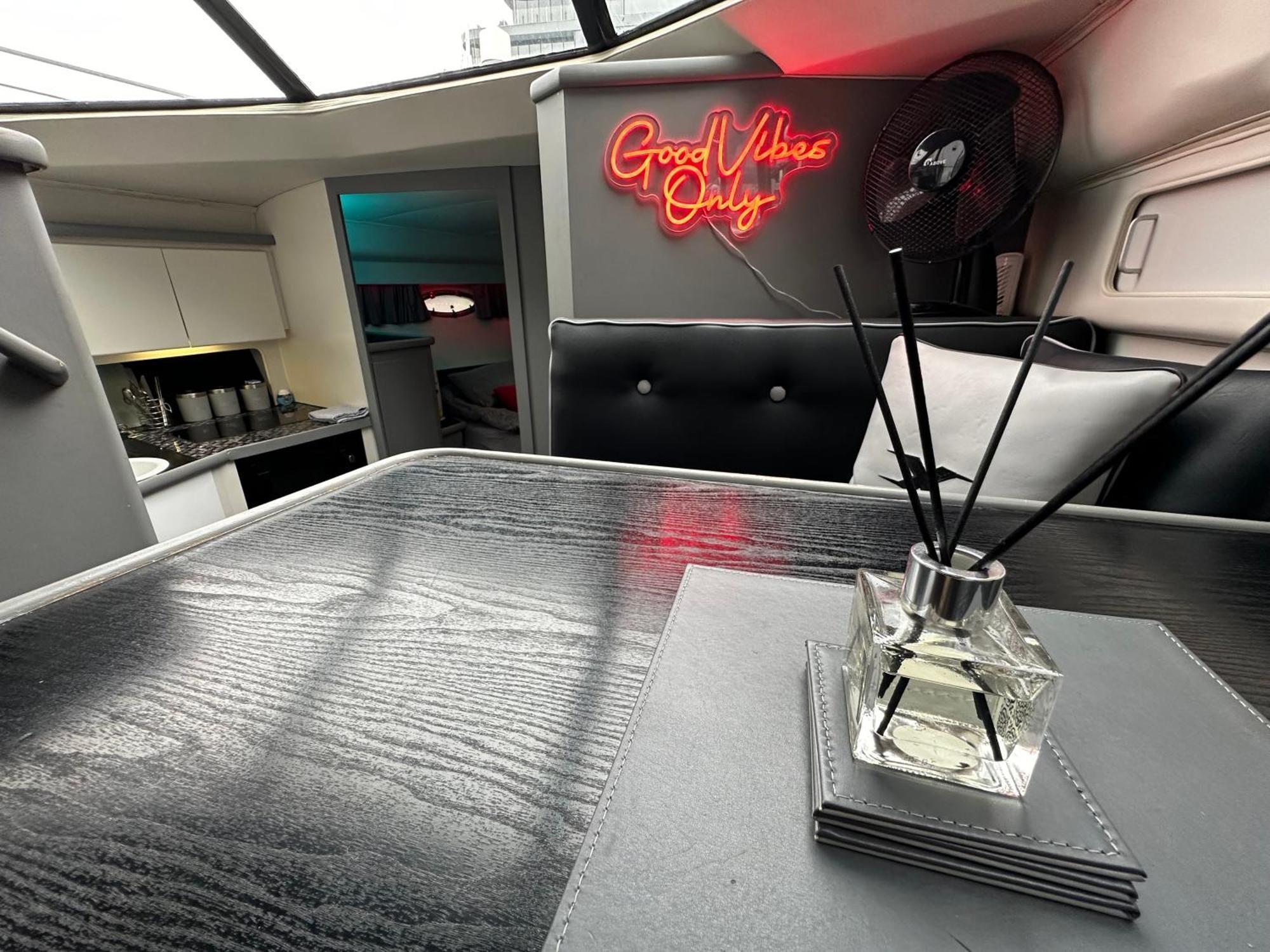 Yacht "X" - 44 Foot Modern Yacht On 5 Star Ocean Village Marina - Minutes Away From City Centre And Cruise Terminals, Free Parking ,Spa Package Available! Southampton Exterior foto