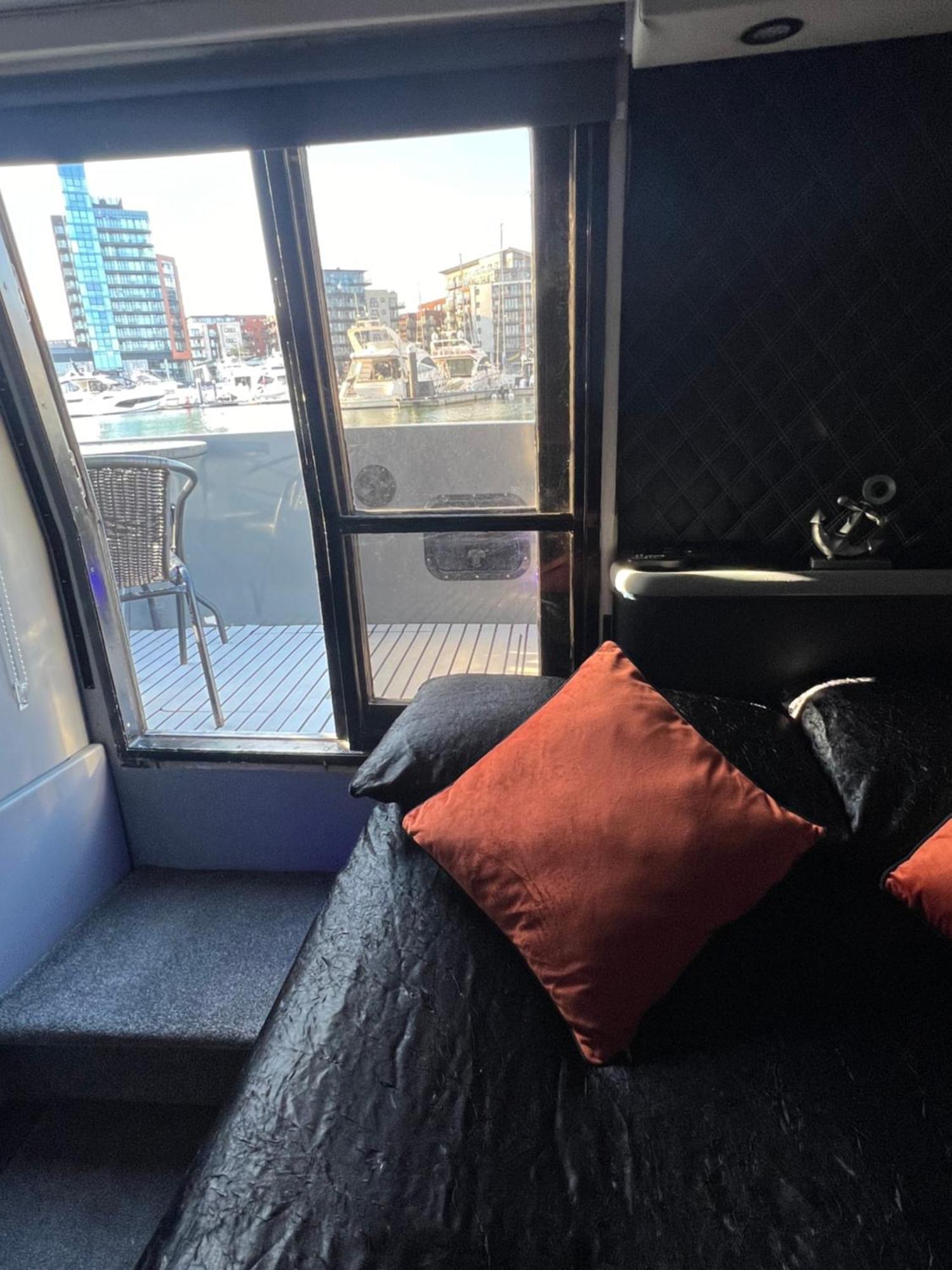 Yacht "X" - 44 Foot Modern Yacht On 5 Star Ocean Village Marina - Minutes Away From City Centre And Cruise Terminals, Free Parking ,Spa Package Available! Southampton Exterior foto