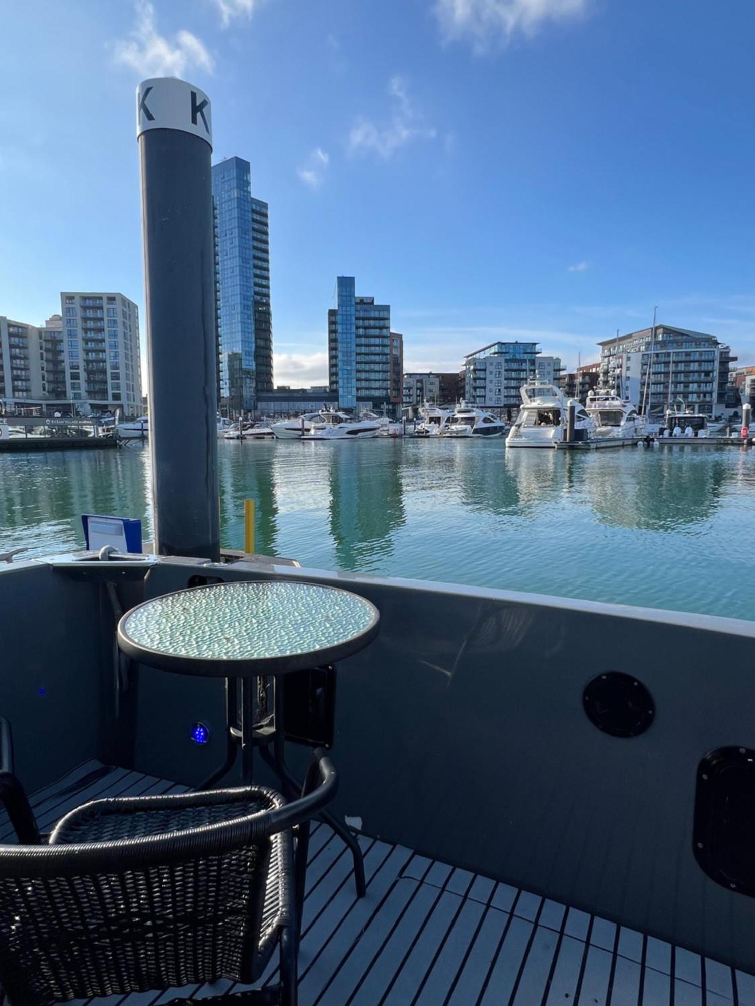 Yacht "X" - 44 Foot Modern Yacht On 5 Star Ocean Village Marina - Minutes Away From City Centre And Cruise Terminals, Free Parking ,Spa Package Available! Southampton Exterior foto